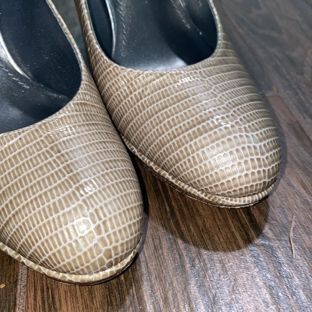 Stuart Weitzman snake embossed patent leather almost round toe pumps heels 8.5m